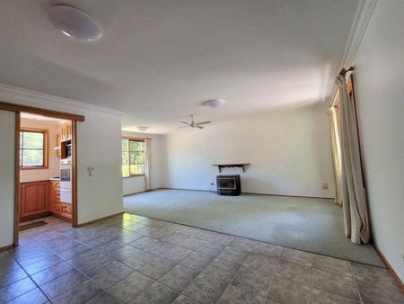 Perfect location in a beautiful area with a spacious backyard. - Photo 3