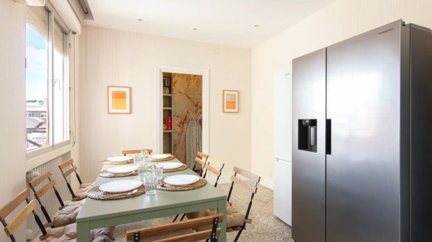 Room in a shared 8-bedroom apartment for rent in Guindalera. - Foto 1