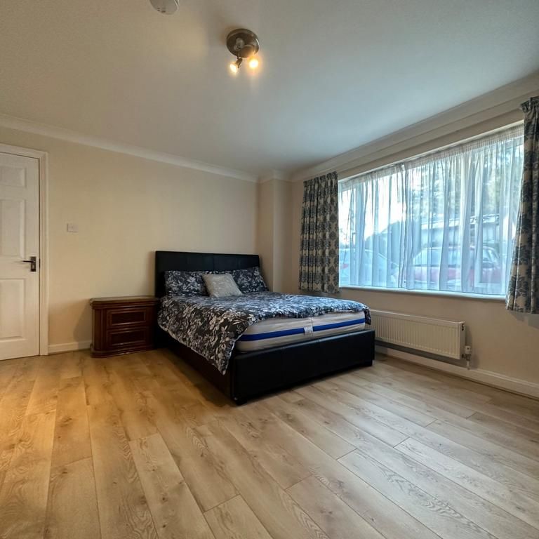 1 bedroom in a house share to rent - Photo 1