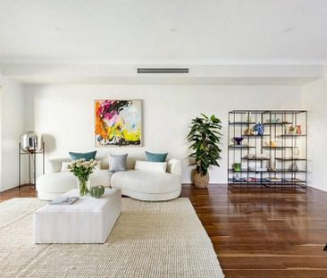 Stunning 4-Bedroom Family Home with Pool – Walk to Coogee Beach - Photo 2