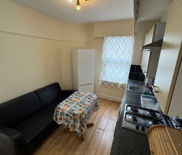 1 Bed Flat, Green Lanes, N13 - Photo 3