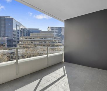 Move-In Ready: Inner City Lifestyle - Photo 3