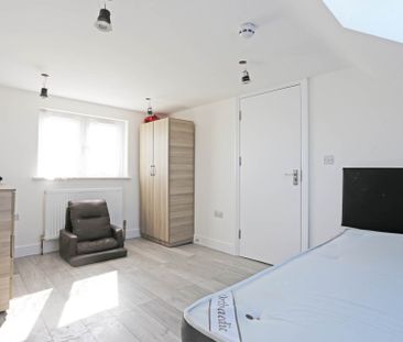 Price £2,900 pcm - Available Now - Part Furnished - Photo 2