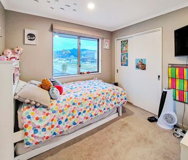 Evergreen Cres : Family-Friendly Living in a Prime Location - Photo 4