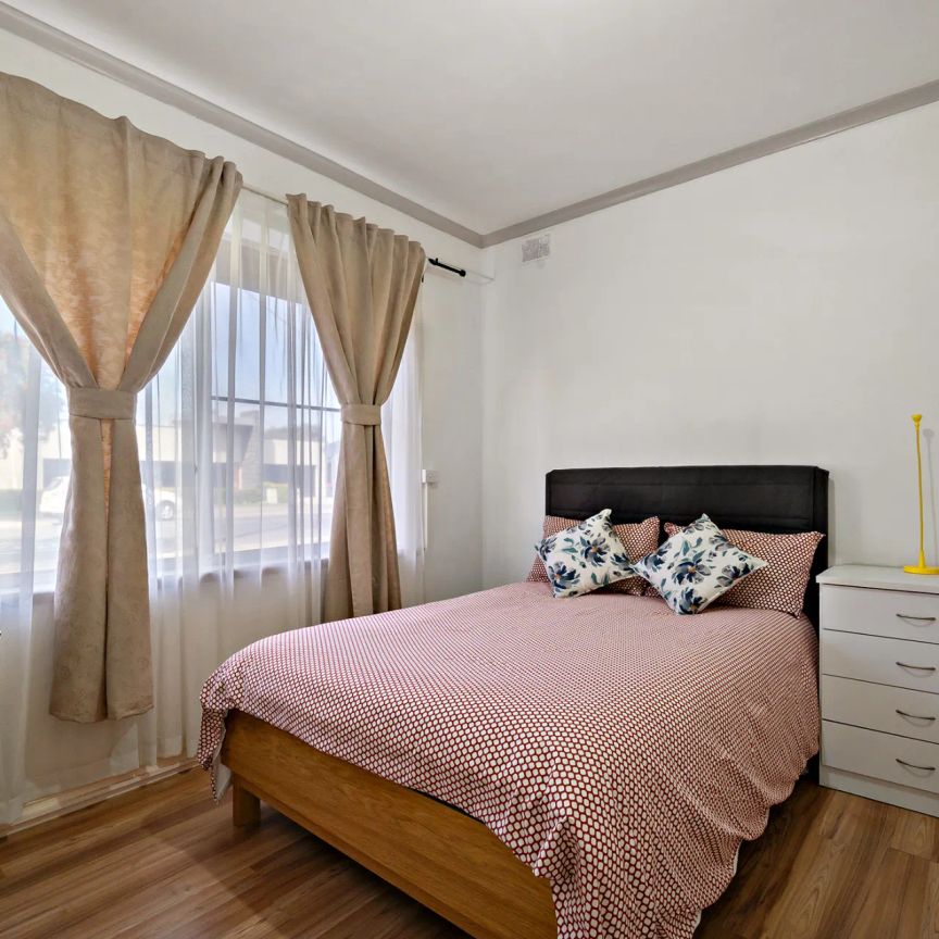 Spacious Three Bedroom Between the City and Sea - Photo 1