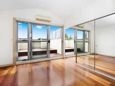 Private three bedroom townhome - Photo 4