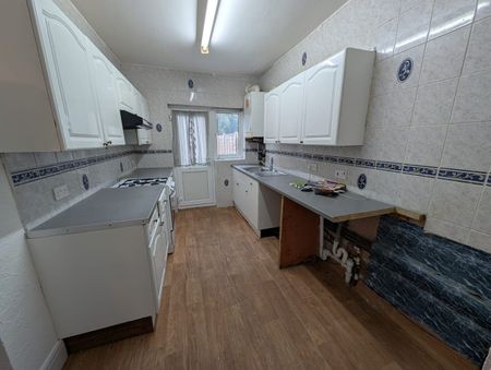 3 Bed Terraced House, Meadway, IG3 - Photo 2
