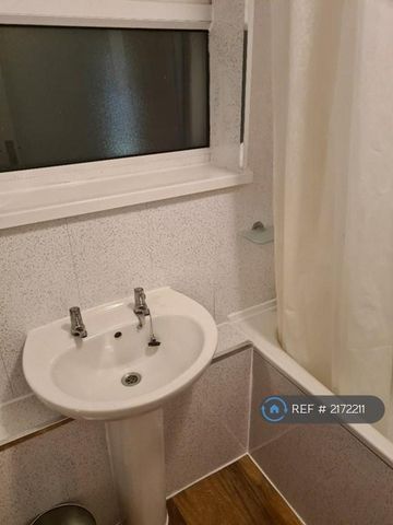 4 bedroom semi-detached house to rent - Photo 5