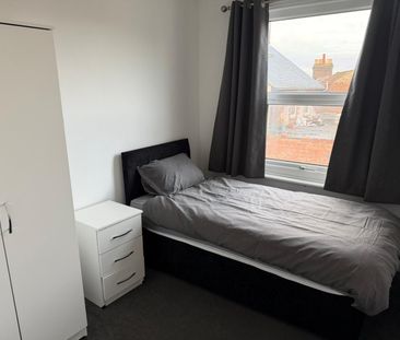 Room in a Shared House, Stockwood Crescent, LU1 - Photo 4