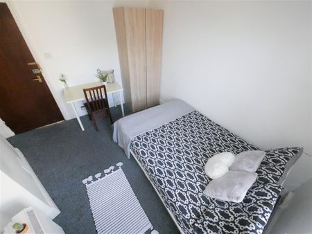 Gables, Bournemouth - Photo 2