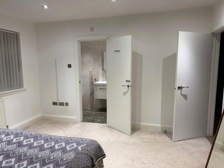 3 bedroom flat to rent - Photo 3