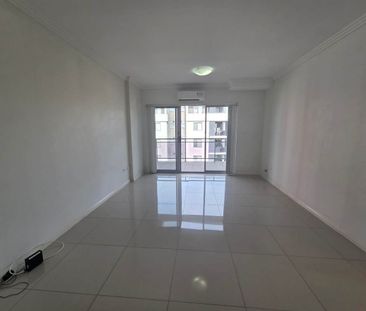 Luxury unit between Westfield & Station - Photo 5