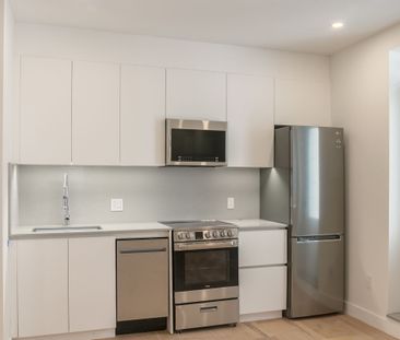 4870 Queen Mary Road - Photo 6