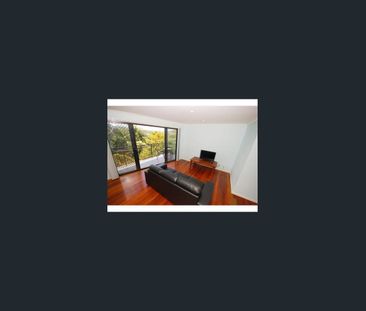 PERFECT FOR STUDENTS - CLOSE TO QUT KELVIN GROVE! - Photo 3