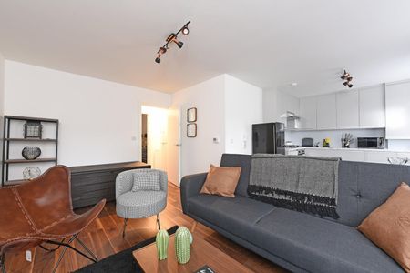 1 Bed Flat, Rushey Green, SE6 - Photo 2