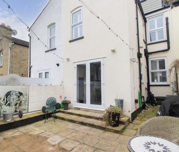 3 bedroom terraced house to rent - Photo 4