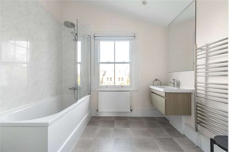 Fantastic split-level two bedroom apartment with access to a private garden. - Photo 4