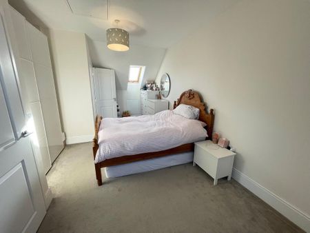 4 bedroom end of terrace house to rent - Photo 3