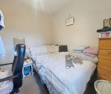 4 bedroom semi-detached house to rent - Photo 2