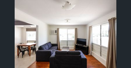 LOW MAINTENANCE - GREAT LOCATION - NICELY PRESENTED & FURNISHED!! - Photo 3