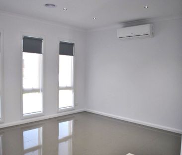 Stylish and Modern Townhouse&excl;&excl; - Photo 2