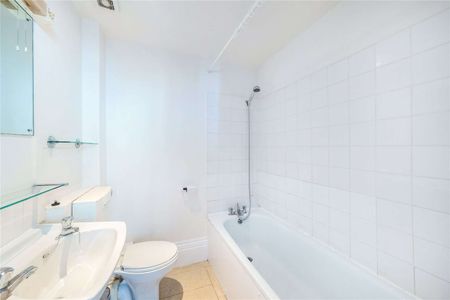 A brilliant studio flat in South Kensington with own kitchen and bathroom. - Photo 2