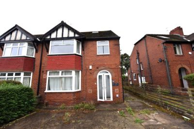 3 bedroom Flat in St Annes Road, Leeds - Photo 1