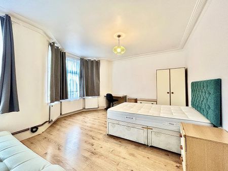 1 bedroom in a house share to rent - Photo 2