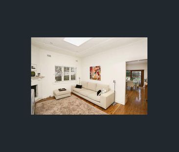 Charming 2 Bedroom Beach House In Premier Location - Photo 1