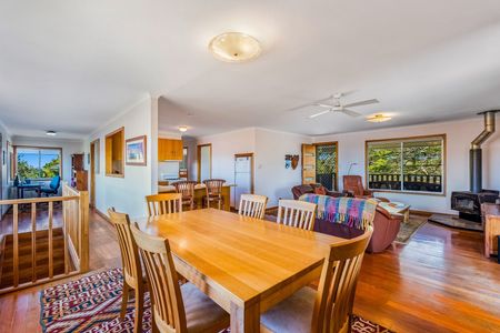 A Beautifully Elevated & Spacious Home Close To Town & Beaches - Photo 5