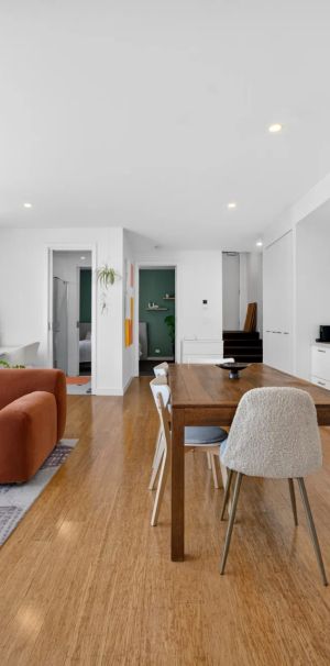 Top Floor Penthouse Apartment with Expansive Balcony - Photo 1