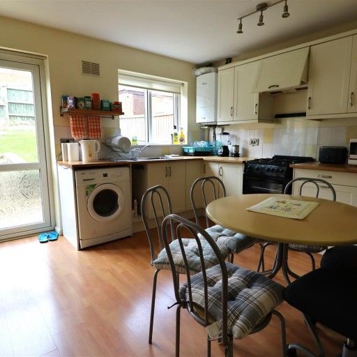 Angus Close, Banbury - Photo 1