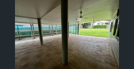 SUPERB FAMILY HOME IN QUIET CLOSE - Photo 4