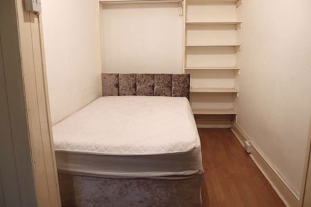 1 Bed Flat - Photo 2