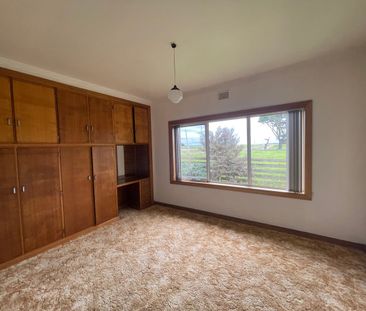 LARGE 3 BEDROOM HOME ON TABLE CAPE - STUNNING VIEWS WITH RELAXED RU... - Photo 6