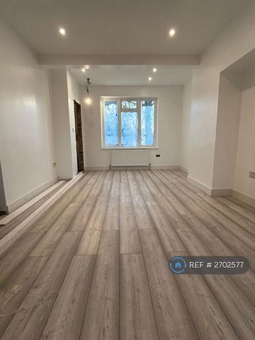 3 bedroom end of terrace house to rent - Photo 2