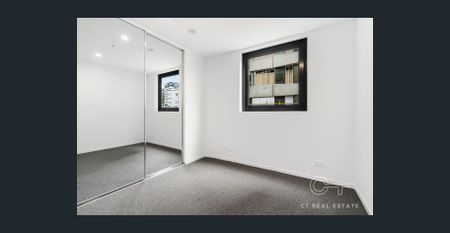 Award Winning, Spacious Corner Apartment - Photo 3