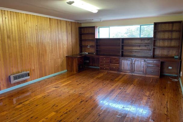 SPACIOUS AND SECURE FAMILY HOME IN CONVENIENT LOCATION! - Photo 1