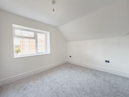 4 Bed Semi-Detached House, Pinecrest Drive, CR2 - Photo 2