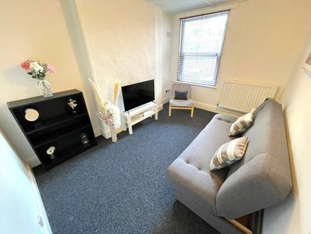 1 bedroom in a house share to rent - Photo 2
