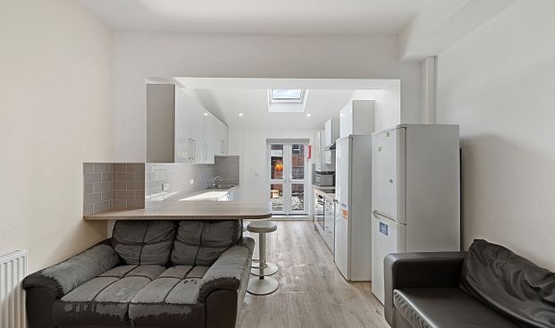 Spacious 6-Bed Student House with Open Plan Kitchen in Prime Location - Photo 1