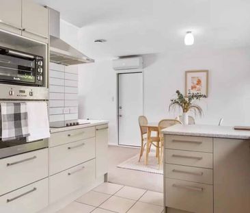 **Charming 3-Bedroom Family Home in Browns Bay, Auckland – $800 per... - Photo 3