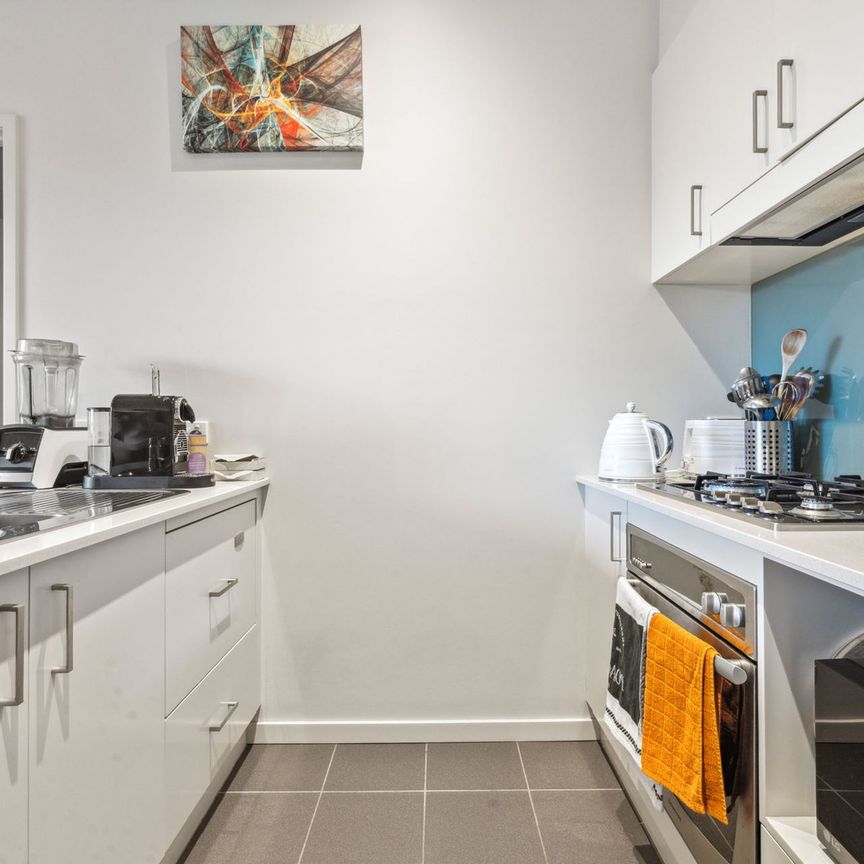 A beautifully presented 1-bedroom apartment in Kingston with a study nook and large square meterage floorplan! - Photo 1