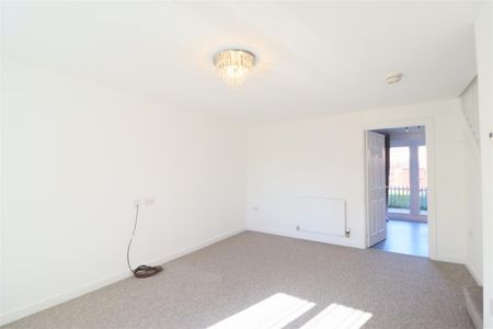 Pearwood Close, Hampton - Photo 3