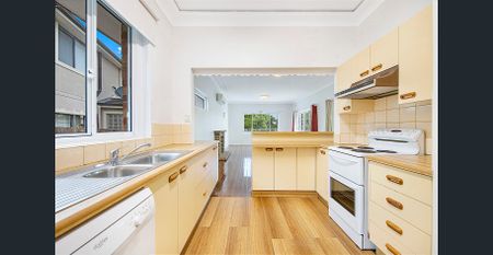 Beautiful Family Home ** Available Now ** - Photo 3