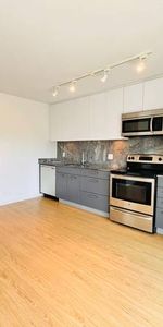 Modern 1 Bedroom with Den in Vancouver Center - Photo 4