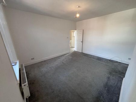 3 bedroom flat to rent - Photo 2