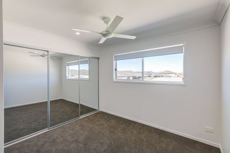Near New Hampton Style Home in Parks Estate! - Photo 5