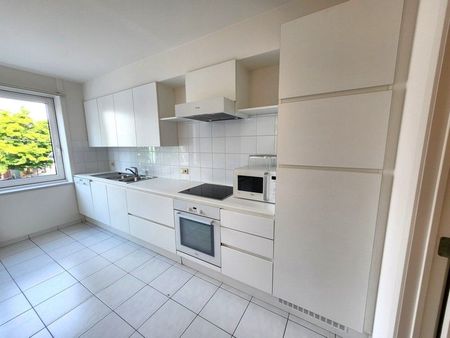 Ruim 2 slaapkamer appartement TE HUUR nabij hartje Waregem! - Foto 2