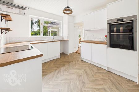 3 bedroom detached house to rent - Photo 2